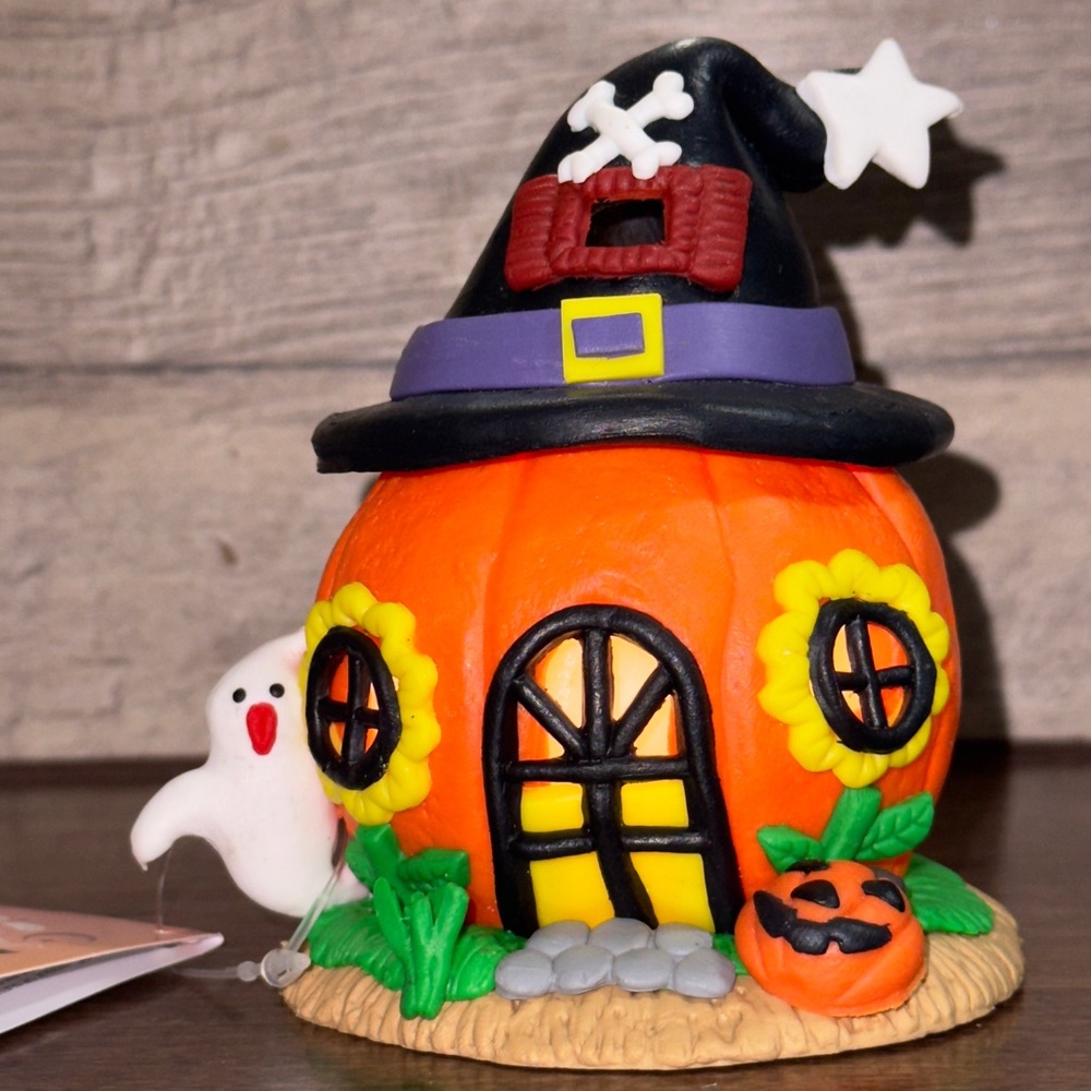 Super Cute 🥰 Witch House - Pumpkin House - Garden - Fairy House with Lights